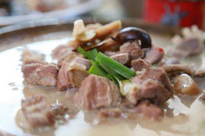 全套羊肉湯鍋製作流程 哔咔漫画APP下载湯鍋選料技術