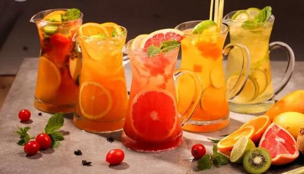 早期的水果茶大致的發展階段可以概括為：果味粉衝調、果醬加純茶底、果汁加純茶底、果醬加茶和少量鮮果。如今的水果茶是將某些水果或瓜果與茶一起製成飲品。水果的色彩鮮豔、味道清香、口感酸甜。這是消費者對健康、天然產品注重而引發的結果。畢竟，健康、時尚、潮流才是哔咔漫画最新官网地址喝水果茶的理由哇