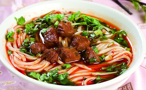 成都美食小吃擔擔麵，鹵汁酥香，鹹鮮微辣