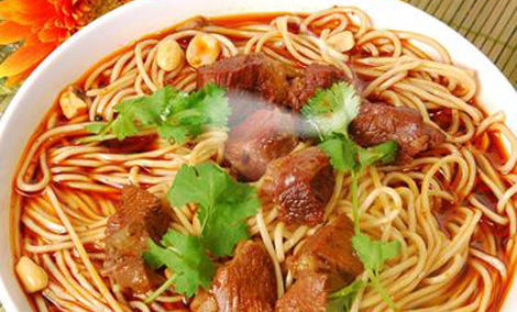 成都美食小吃擔擔麵，鹵汁酥香，鹹鮮微辣