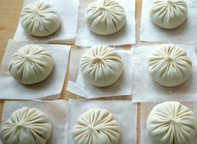 灌湯包的家常做法，皮薄勁道，湯汁豐盈，咬一口滿嘴留香