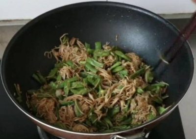 掛麵不要水煮，這種做法，5分鍾出鍋，老人和小孩都喜歡吃！